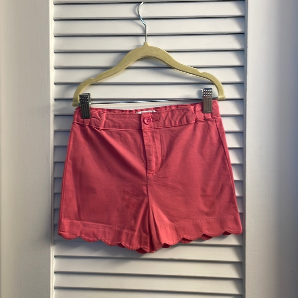 Crown & Ivy Coral Scalloped Shorts Size 6 Adjustable Waist Like New!